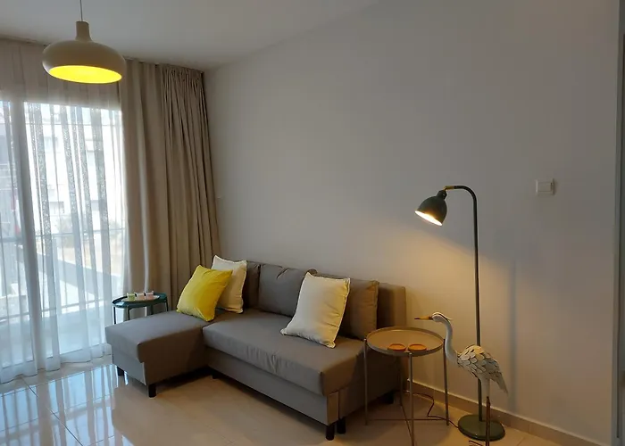 Bird's Nest, Close To Emu, In The Center Δερύνεια