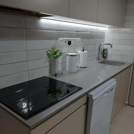 Bird's Nest, Close To Emu, In The Center * Derínia