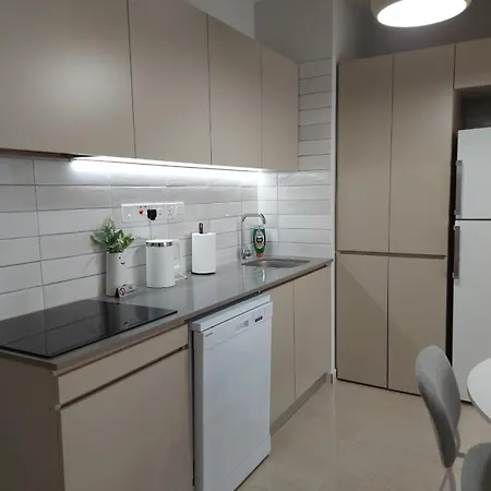 Apartman Bird's Nest, Close To Emu, In The Center *