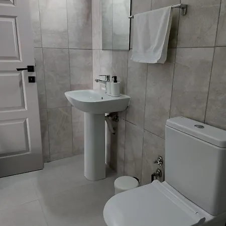 Bird's Nest, Close To Emu, In The Center * Derínia