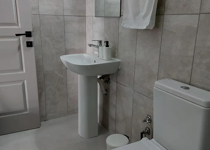 Bird's Nest, Close To Emu, In The Center * Dherinia